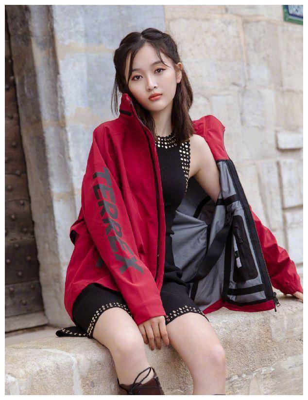 吴宣仪时尚大片,连衣裙配绑带高筒靴满满朋克风,这身材真是绝了_身体