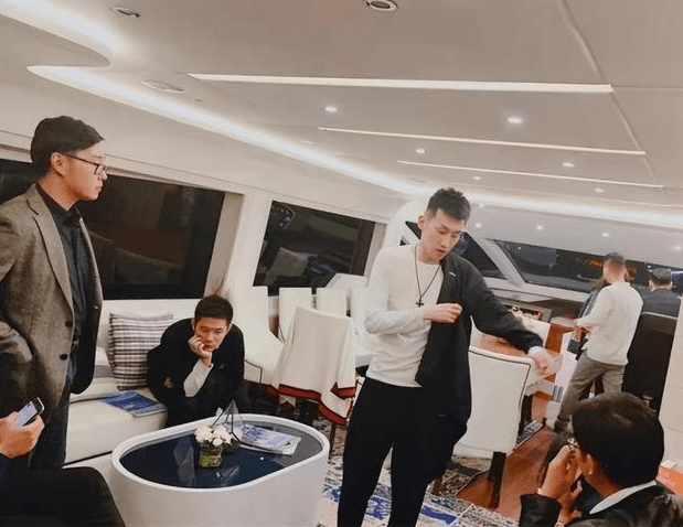 江苏富二代8个月赔光2千万,父母被捕女友跑路,只给他剩下一条狗_丁伟