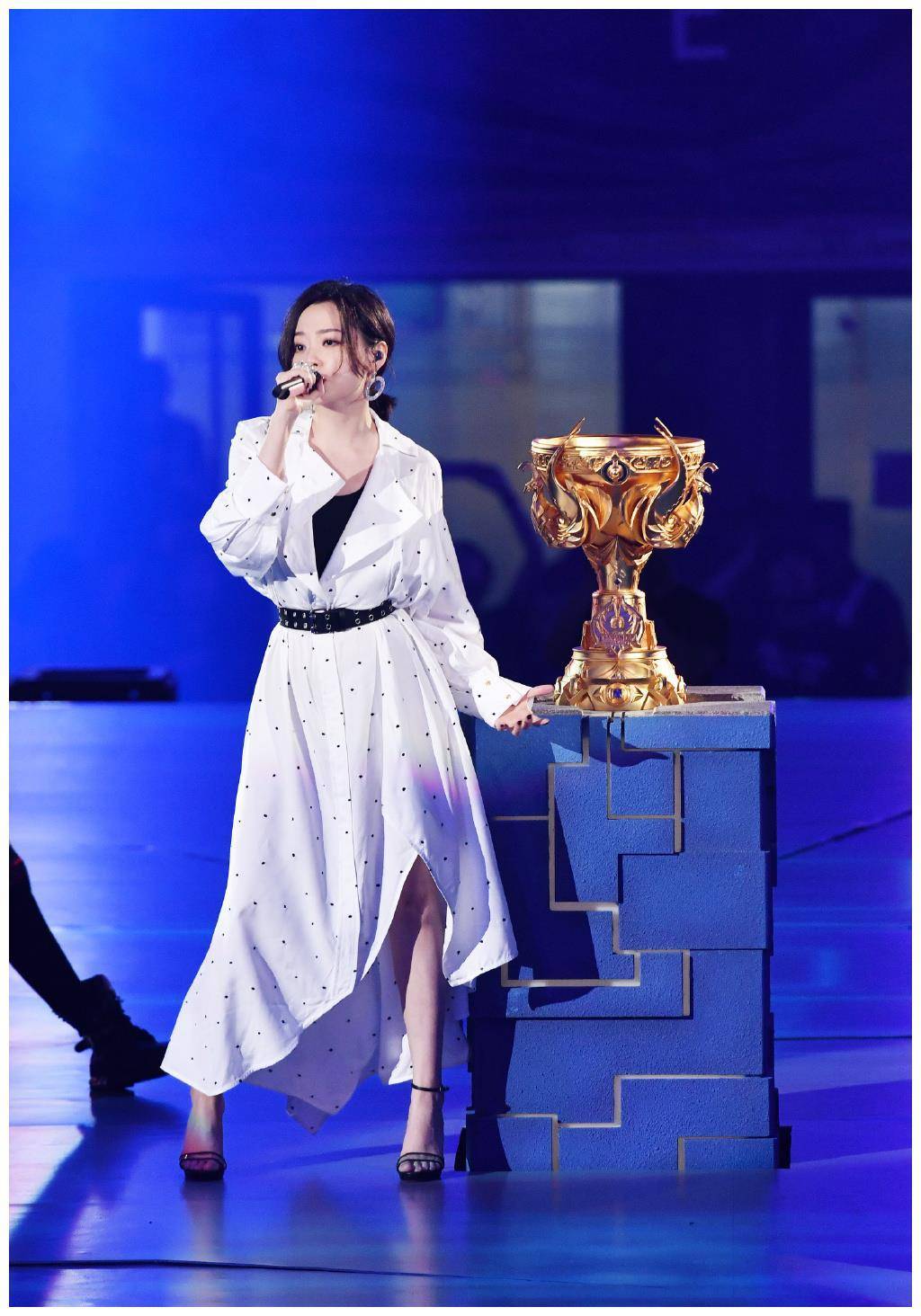 身穿白色礼服霸气十足,胸前大蝴蝶结超抢眼_张良英_设计_黑色