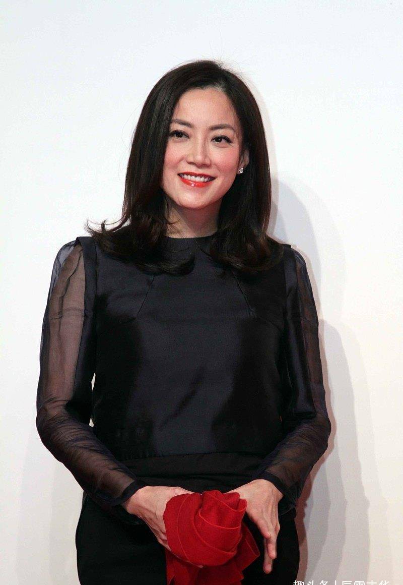 金牌经纪人"霍汶希"美得真气质,穿彩色雪纺衬衫,看上去好年轻_女性