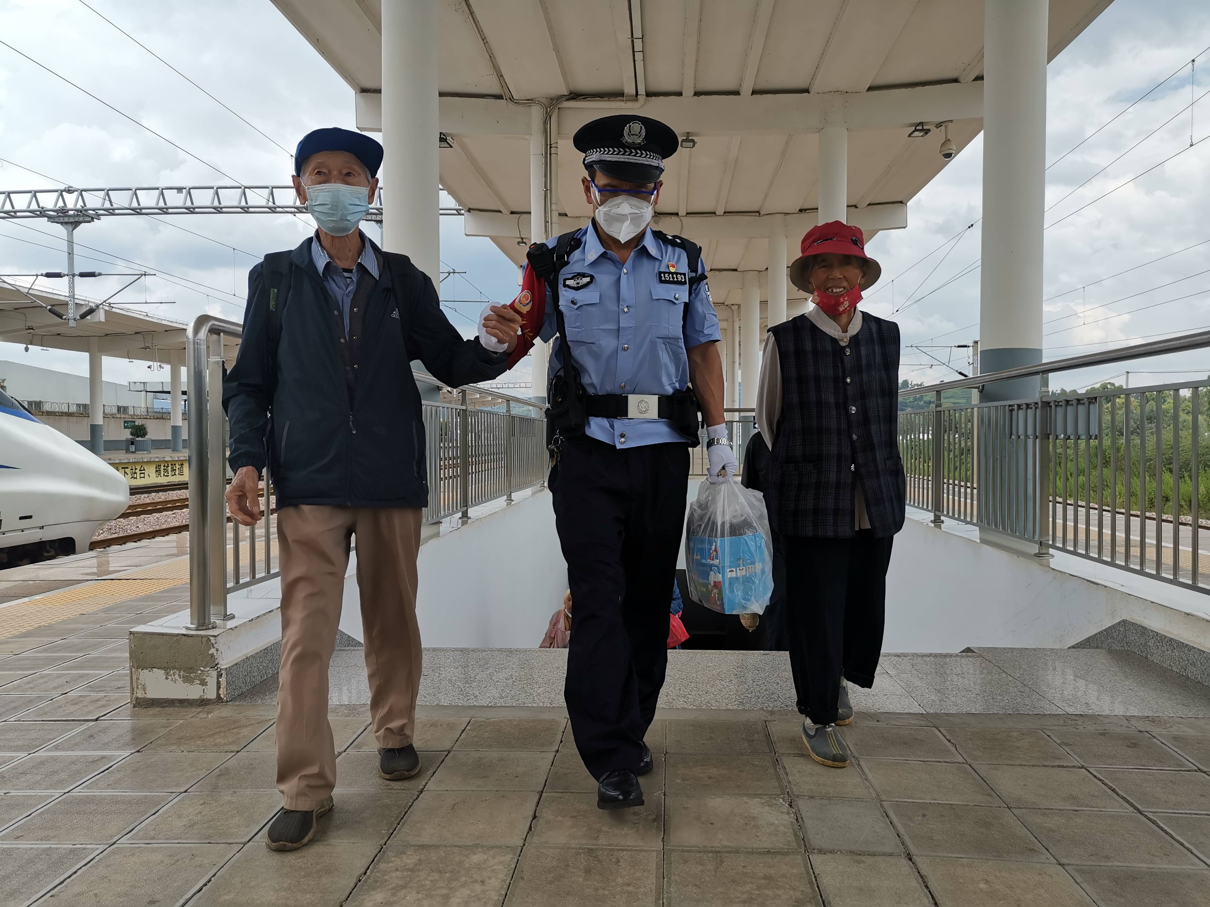 昆明铁路公安处各警种坚守国庆安保岗