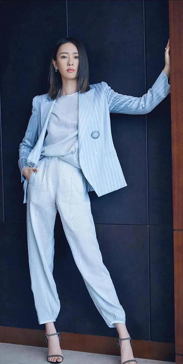 演员童谣:曾被男友暴打,嫁给大17岁富豪,如今事业有成家庭幸福_章子怡