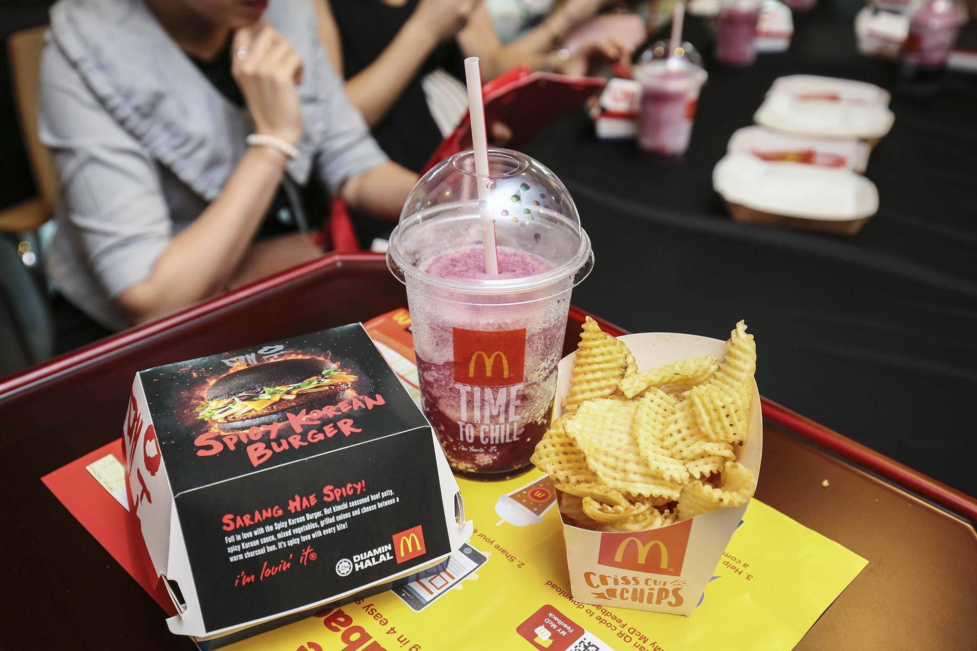 你现在去韩国,你会看到各种西式快餐连锁店,如汉堡王,麦当劳,肯德基