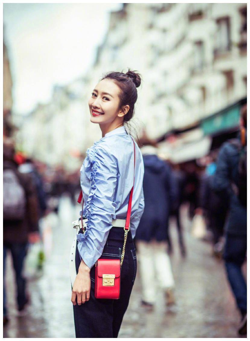 王鸥38岁气质超高,扎丸子头发型搭配蓝色衬衫牛仔裤,穿出女神范_设计