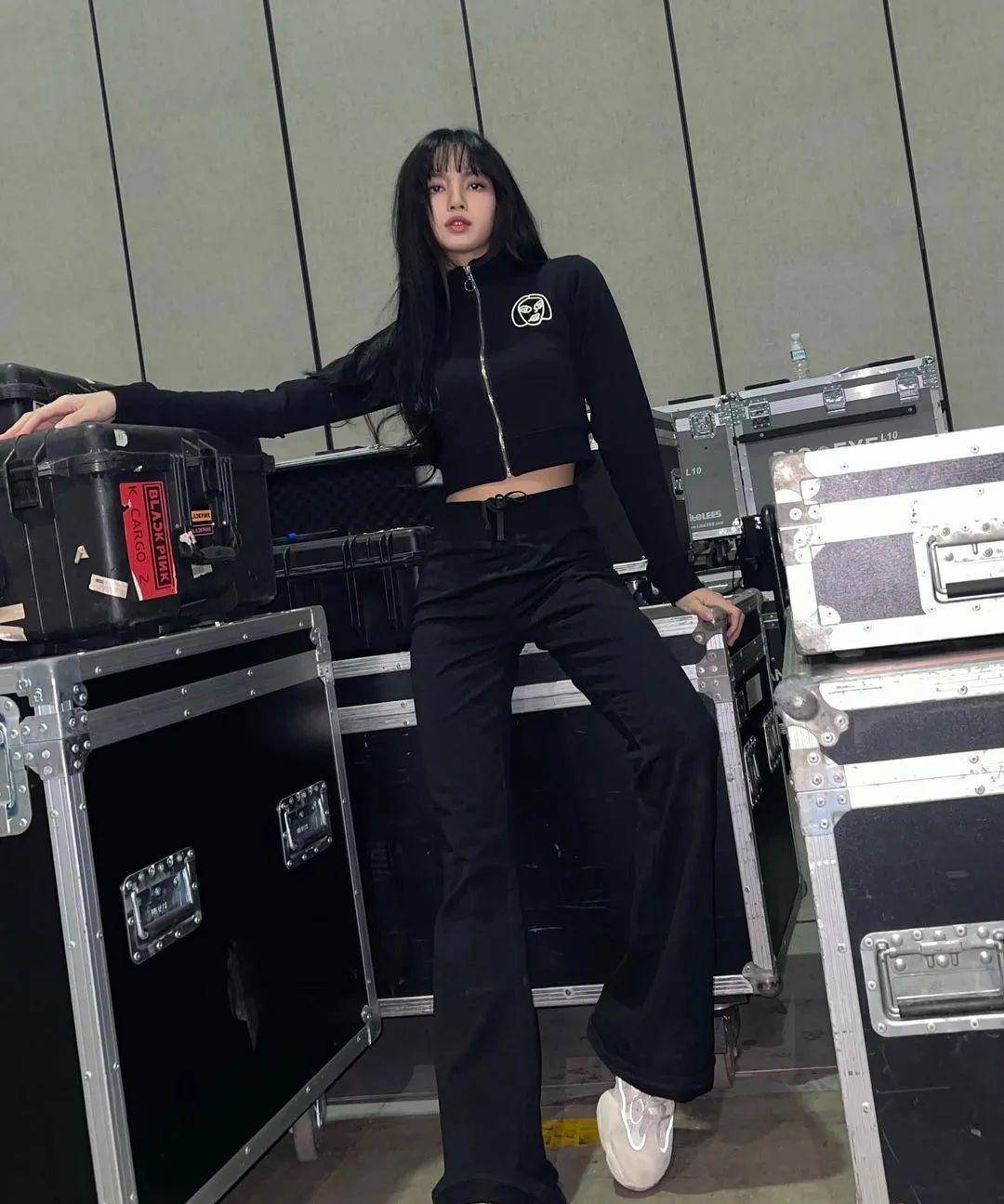 "人间芭比"lisa的私服穿搭盘点,拽酷辣妹们别错过_时尚_celine_踊花