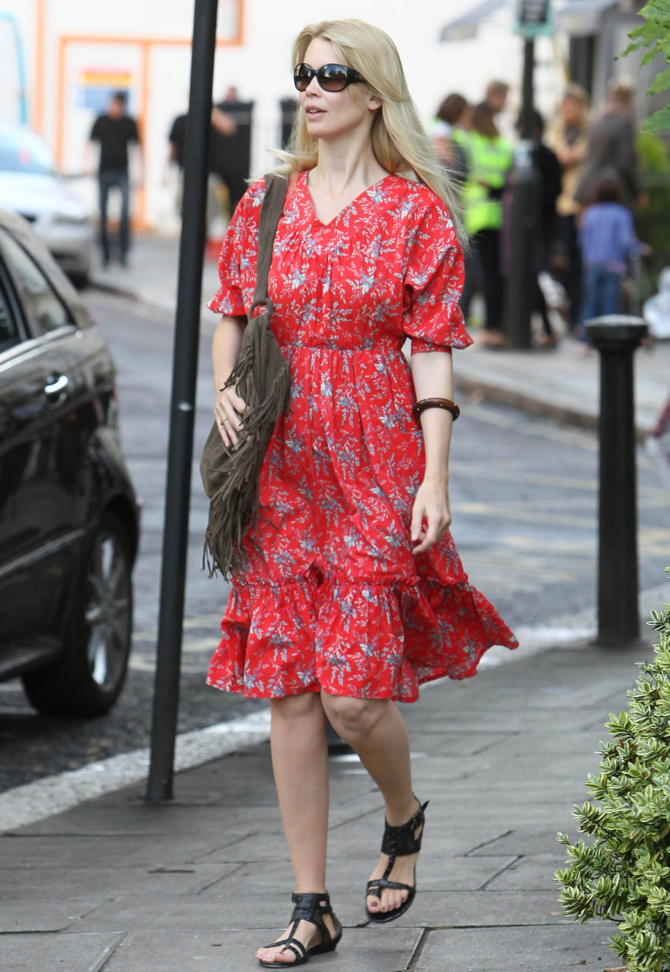 克劳迪娅·希弗真会穿,年过50仍然展现俏皮感,不愧是国外超模_时尚