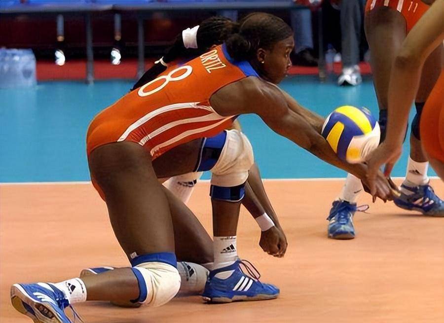 阿爽的铁三服很不得体,还不如古巴女排的连体球衣_运动服_服装_三角裤