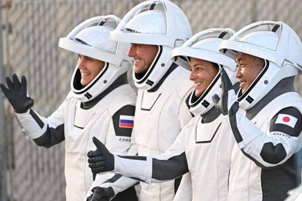 外媒：美俄日宇航员共乘龙飞船赴国际空间站