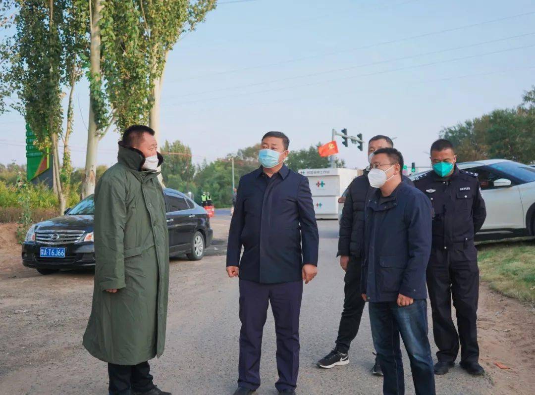 在古力半村,李六小详细询问村庄常住人口,核酸检测开