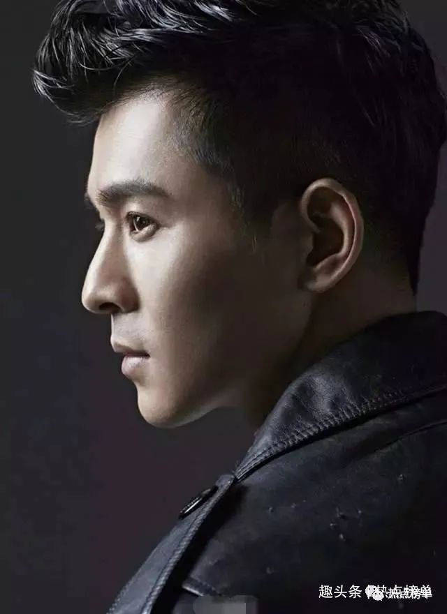 比较深邃,是标准的眼角上扬的桃花眼,所以侧脸看起来也带着一种中性美