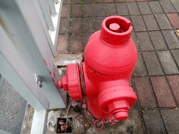 隔离栏堵住消防栓 发生火情如何出水?_顾女士_大川_市民