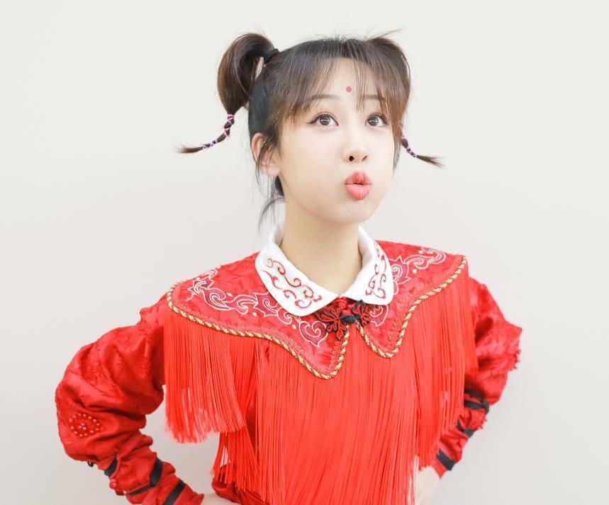 至于本期的杨紫红孩儿造型,很多网友说是杨紫可爱,也有网友把杨紫