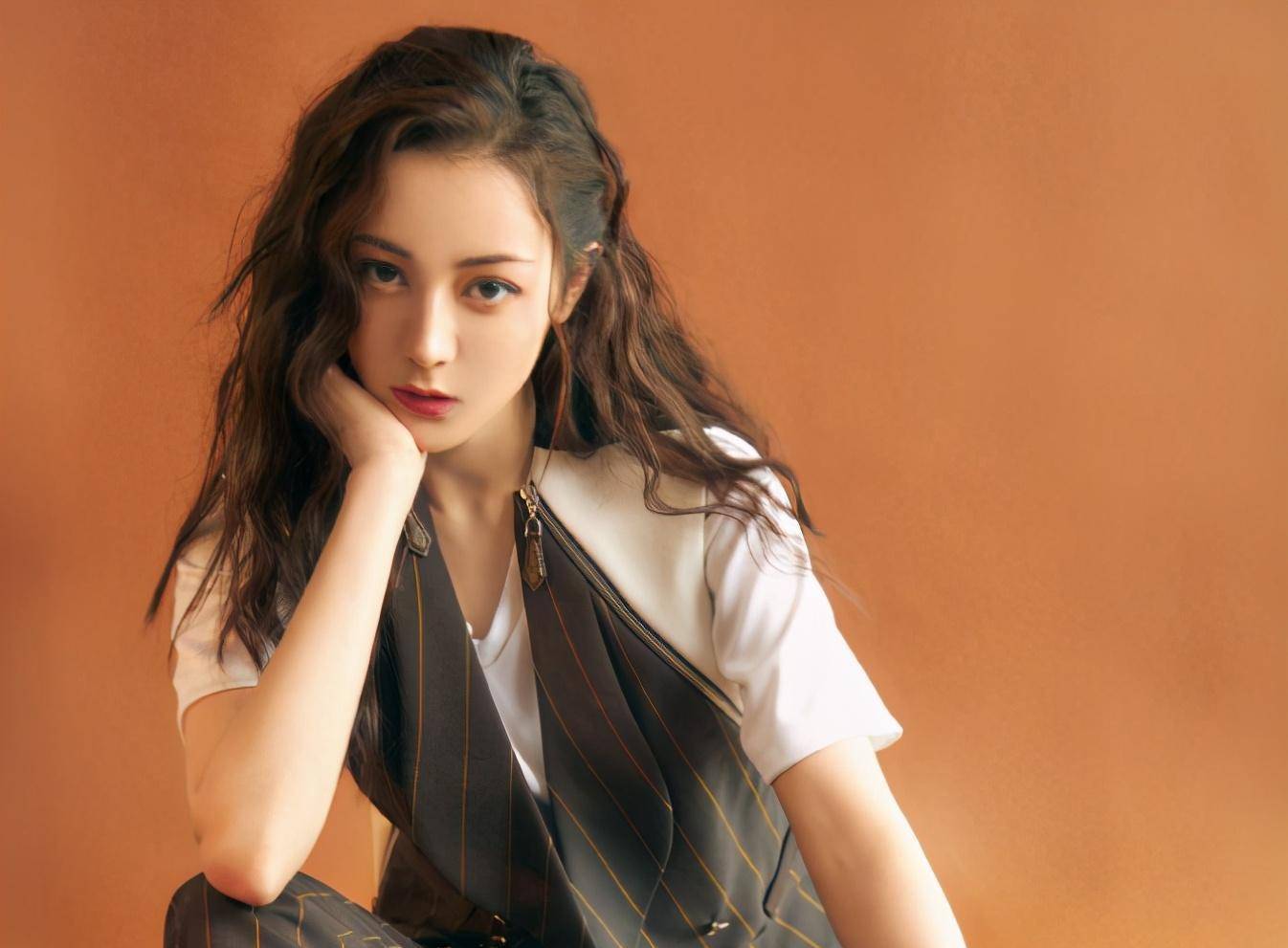 热巴拍摄复古风杂志,发型不再是黑长直,却让人眼前一亮_短发_造型