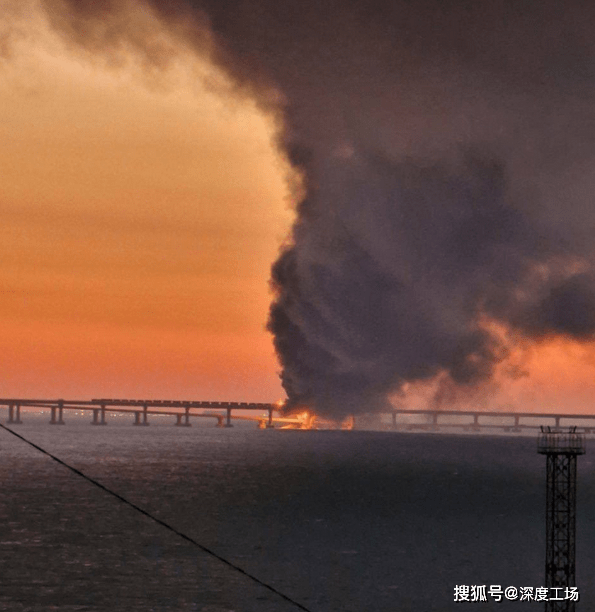 克里米亚大桥垮塌！乌克兰自杀性卡车炸弹爆炸：引爆俄军油罐列车