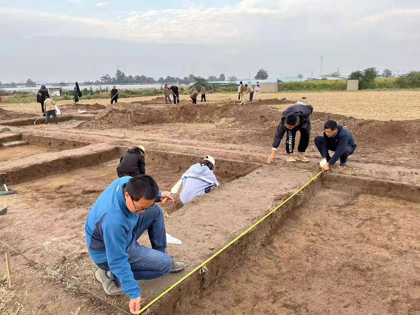 考古探方边的思政课