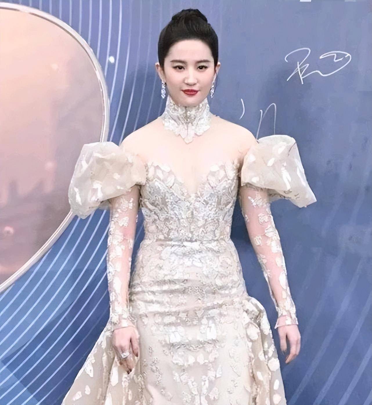 红毯走秀,张天爱惊艳全场,神仙姐姐刘亦菲略显臃肿,_身材_感觉_礼服