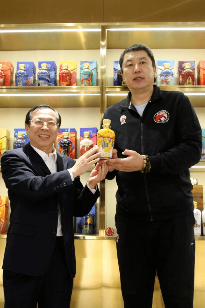 "奥运旗手"王立彬携手华鼎酒业传递篮球文化赋能信号_五粮液_交流