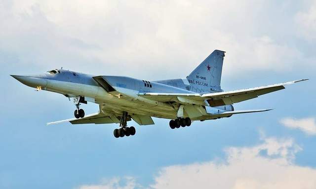 乌军空袭俄腹地，图22轰炸机基地被炸，特别军事行动变卫国战争？