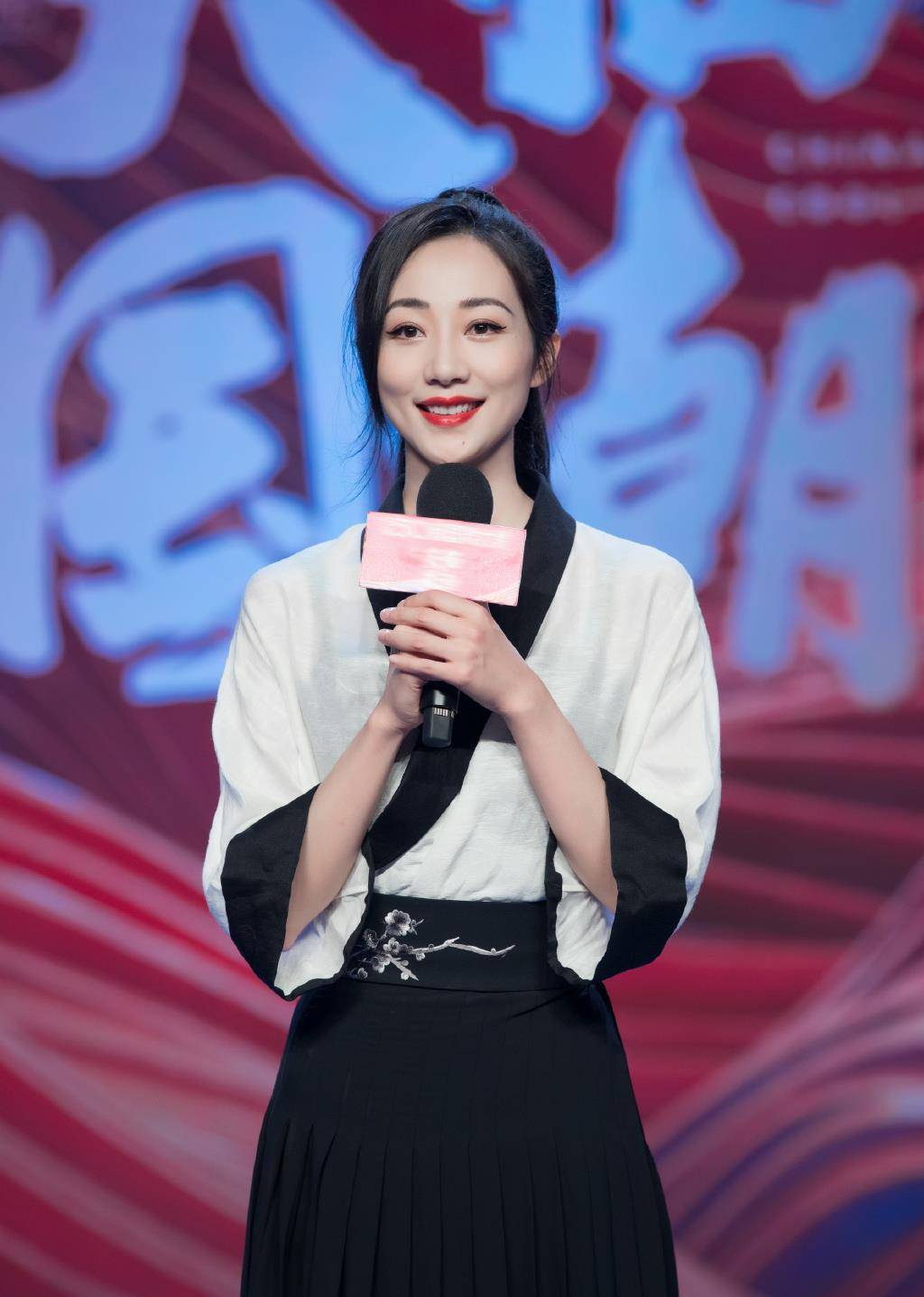 韩雪还是演古装剧吧,穿黑白撞色汉服梳高马尾,干净利落霸气十足_风格