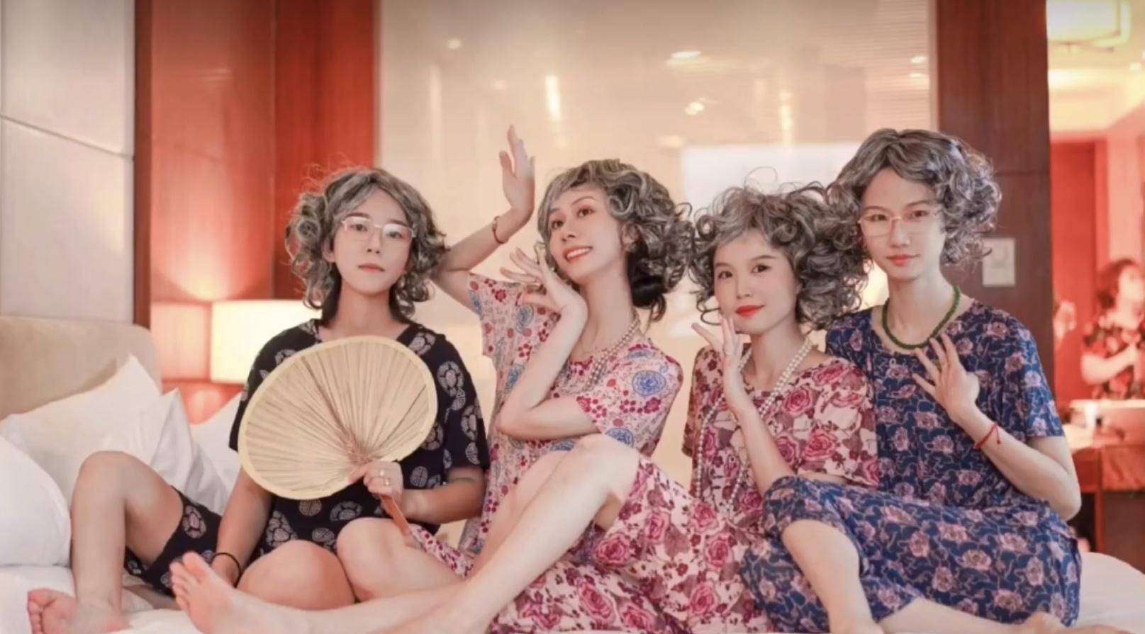 土到极致就是潮,女生们穿阿婆装拍"土味写真",果然意外爆屏_奶奶_女孩