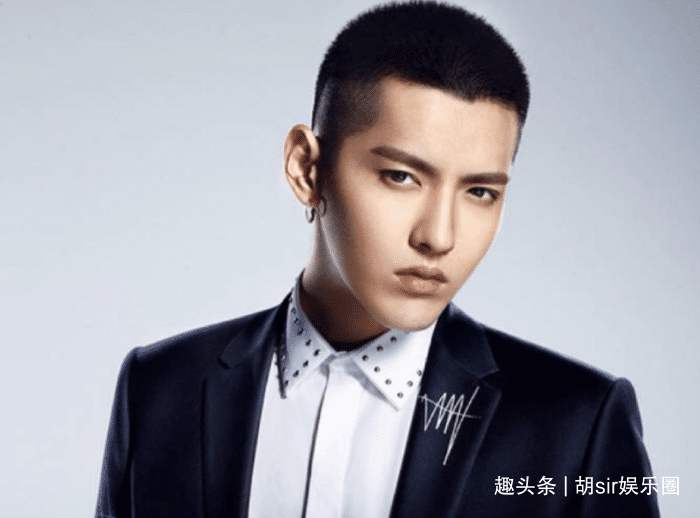 比如说吴亦凡,他是在国外出道的,而国外爱豆的风格都是比较偏向"小