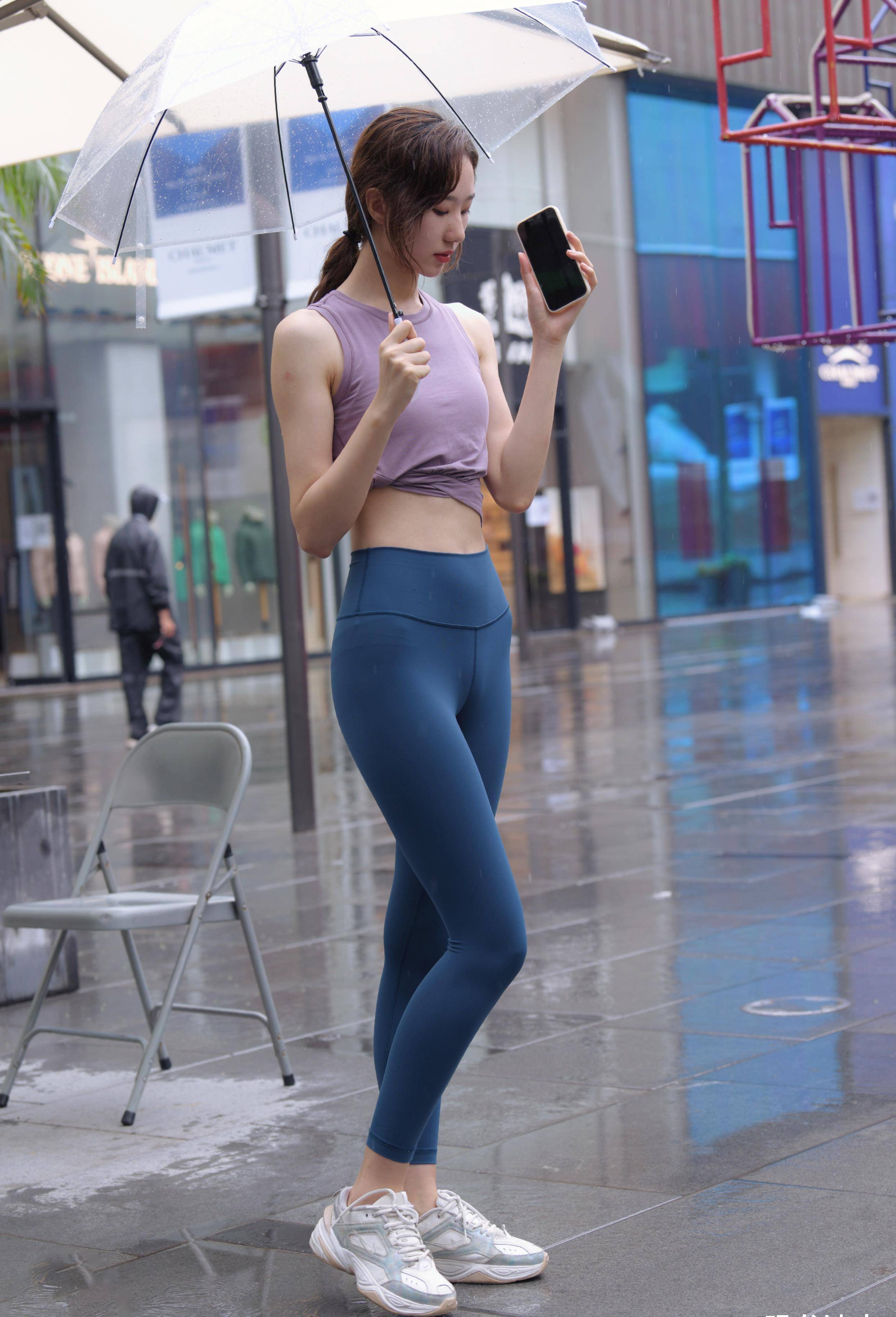 对高挑纤细的女生来说,穿上瑜伽裤之后,显得身材比例特别好_女人_裤子