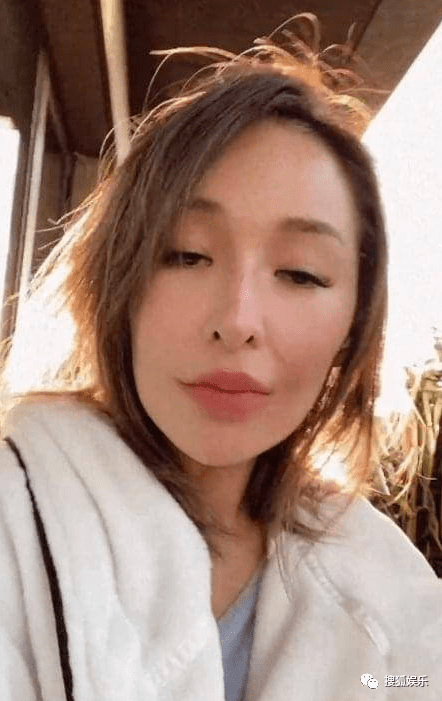 萧亚轩拄拐现身巴黎时装周看秀!_巴黎世家_张元英_香奈儿