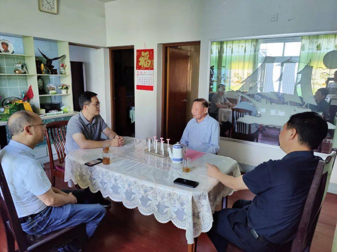 在革命"五老"郑聚堂家中,黄桂诚,叶文平与郑聚堂及其家属一起忆往昔