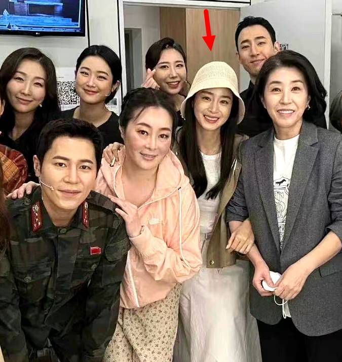 与《你好再见,妈妈》的演员聚会,欣赏剧中男主角李奎炯主演的音乐剧