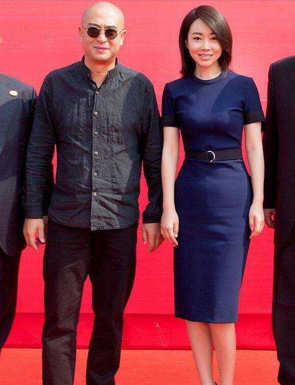 这才是闫妮真实的样子,皮肤多皱又松弛,剪了短发更像大婶了!