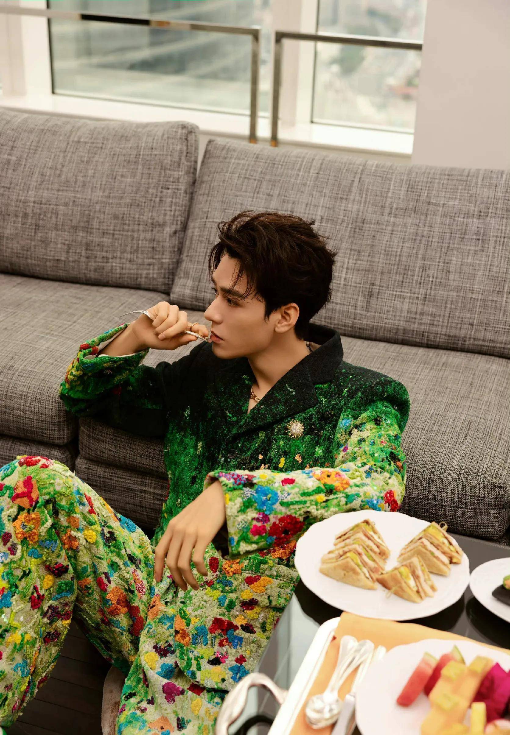 龚俊vogue森林王子造型,一身绿色花西装好花枝招展_活动_中情_明星