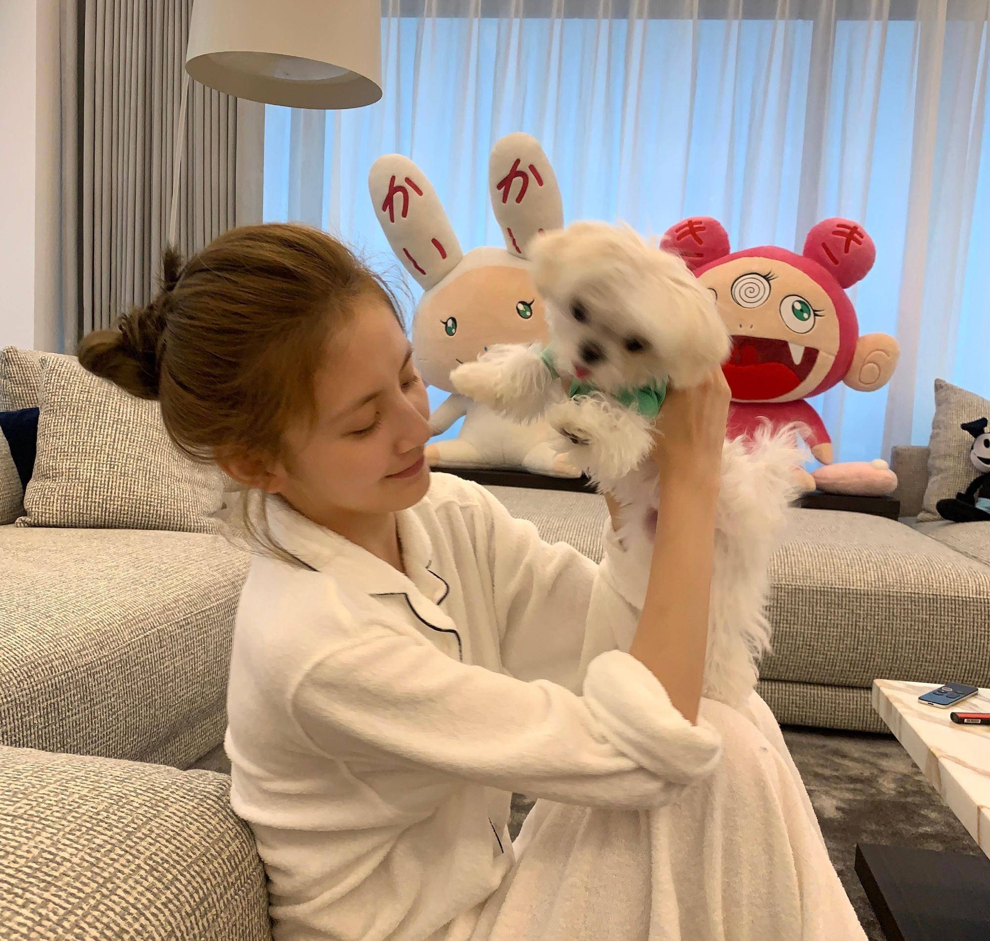 网红甜仇晒美照满脸甜蜜,小细节疑暴露王思聪帮她换新房