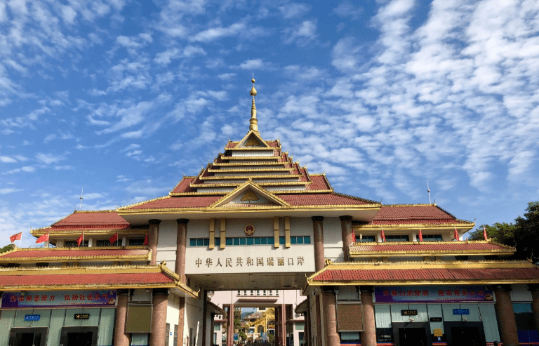 一类陆路口岸磨憨位于西双版纳州最南端,与老挝磨丁经济特区接壤,拥有