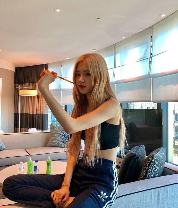 "澳洲玫瑰"朴彩英的时尚穿搭,碎花,休闲套装可甜可酷,身材绝了_look