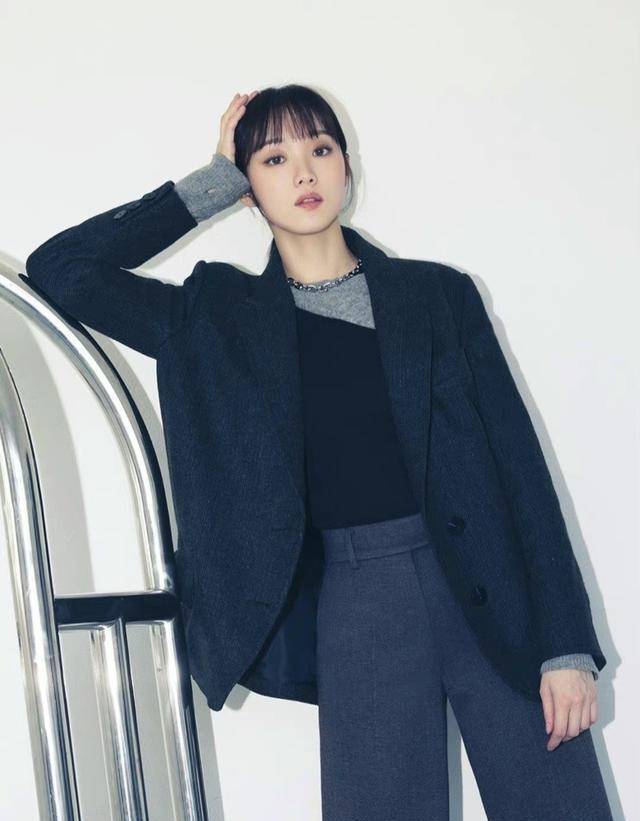 李圣经的初秋通勤风美得独一份!简单的西装外套,穿出别样氛围感