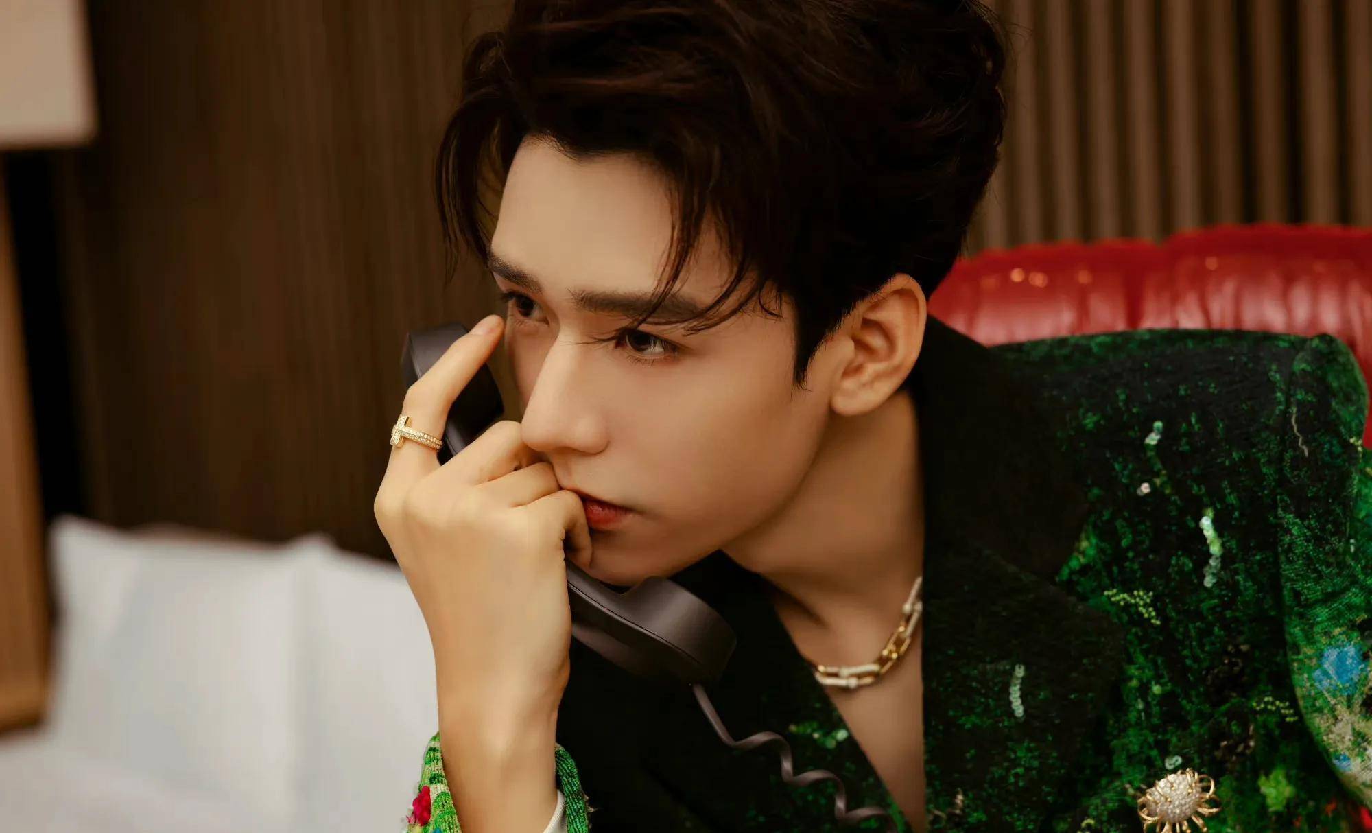 龚俊vogue森林王子造型,一身绿色花西装好花枝招展_活动_中情_明星