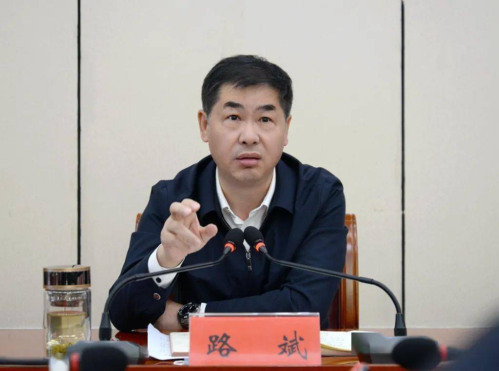 10月9日,县委书记路斌主持召开座谈会,与苗夫控股有限公司董事长