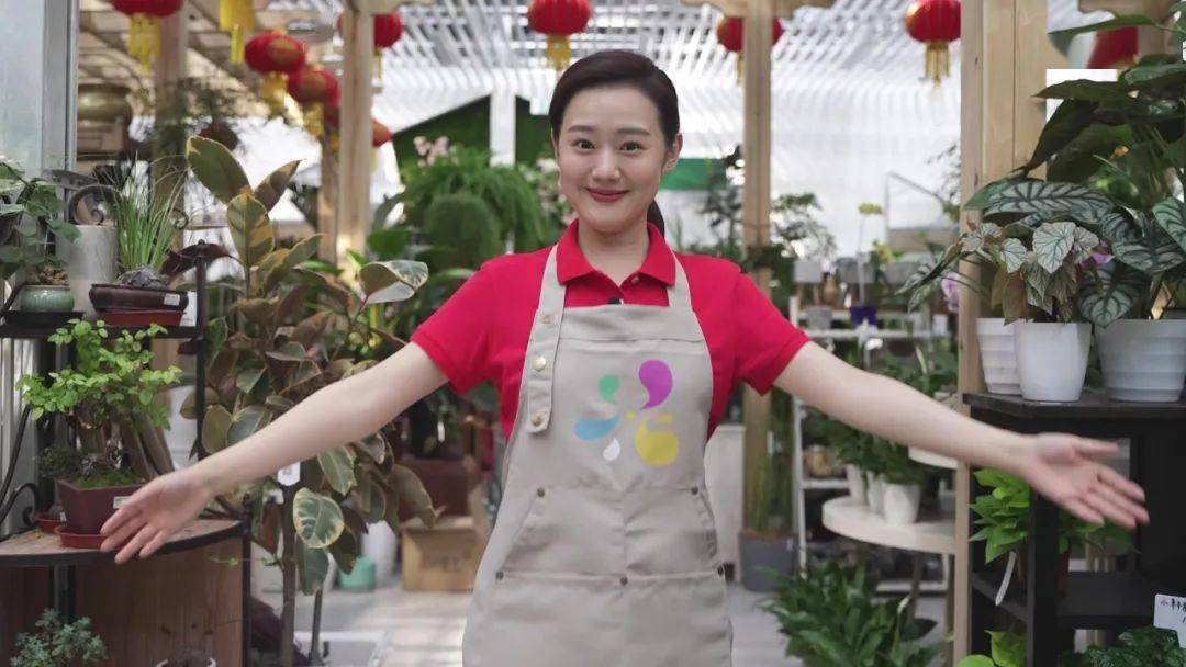 夏婷来到北京花卉交易中心,体验卖花姑娘的生活.