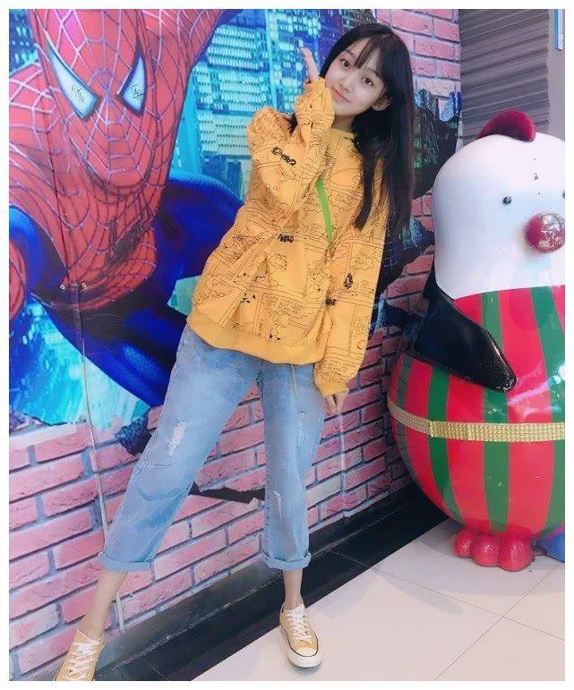 有种长大叫"小李慧珍",才14岁就会小黄鞋搭六分裤,贼显腿长_曲帝_卫衣