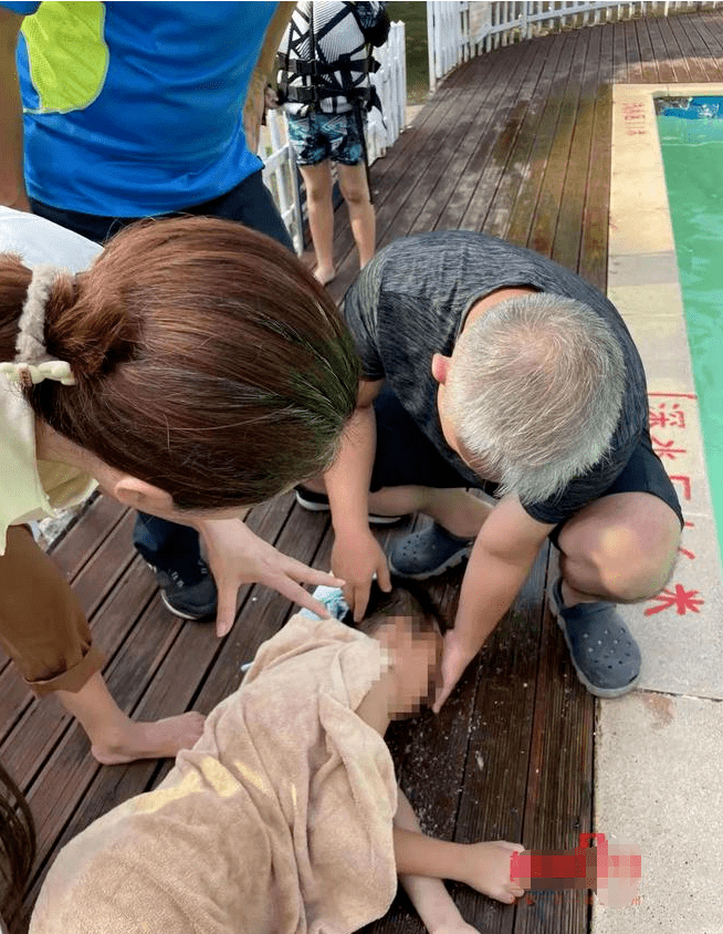 柳州市柳东村牛母坪山庄的泳池里,一名9岁左右的男孩发生溺水命悬一线