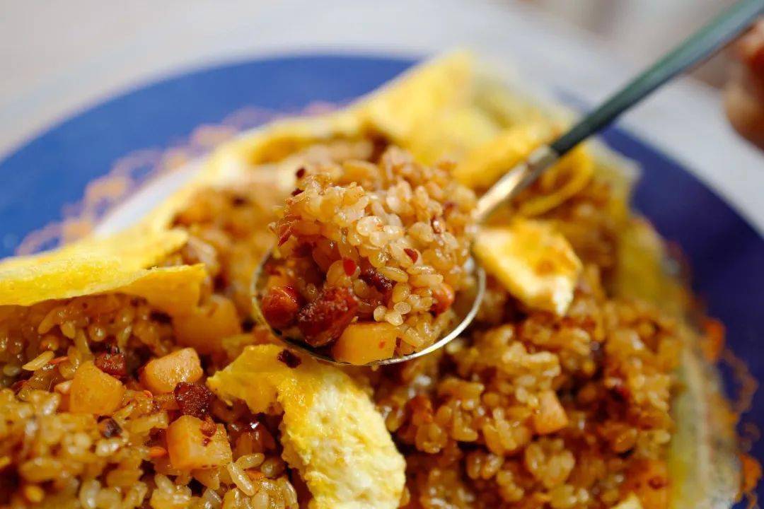 糯米饭用保鲜膜裹起卷料包,将糯米饭与调料拌起吃,或者做成蛋包糯米饭