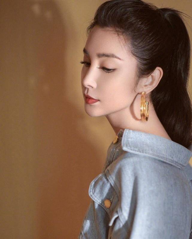 状态真的太好,而且这种镜头直接怼脸的照片李冰冰仍然也hold住了,虽然