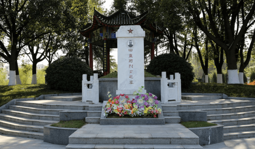 柳直荀烈士墓在与丈夫分别后的几十年里,李淑一一直作为一个普通教师