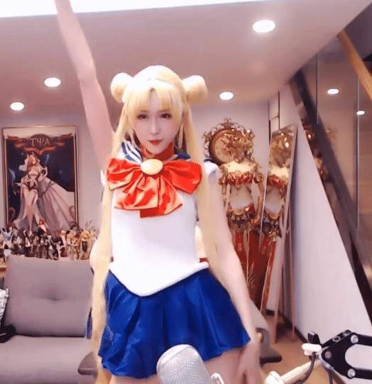腐团儿cos美少女战士,并模仿角色的出场动作,做完后她自己都笑了_直播