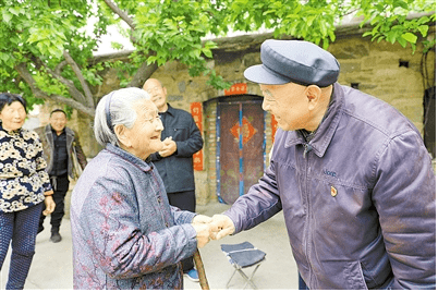 全国乡镇党委书记的榜样吴金印到曾经工作过的卫辉市狮豹头乡塔岗村