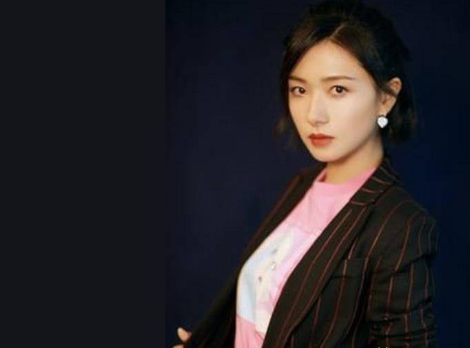 其实相比起胡歌以及李易峰来说,万茜的名气是大不如他们的,万茜在娱乐