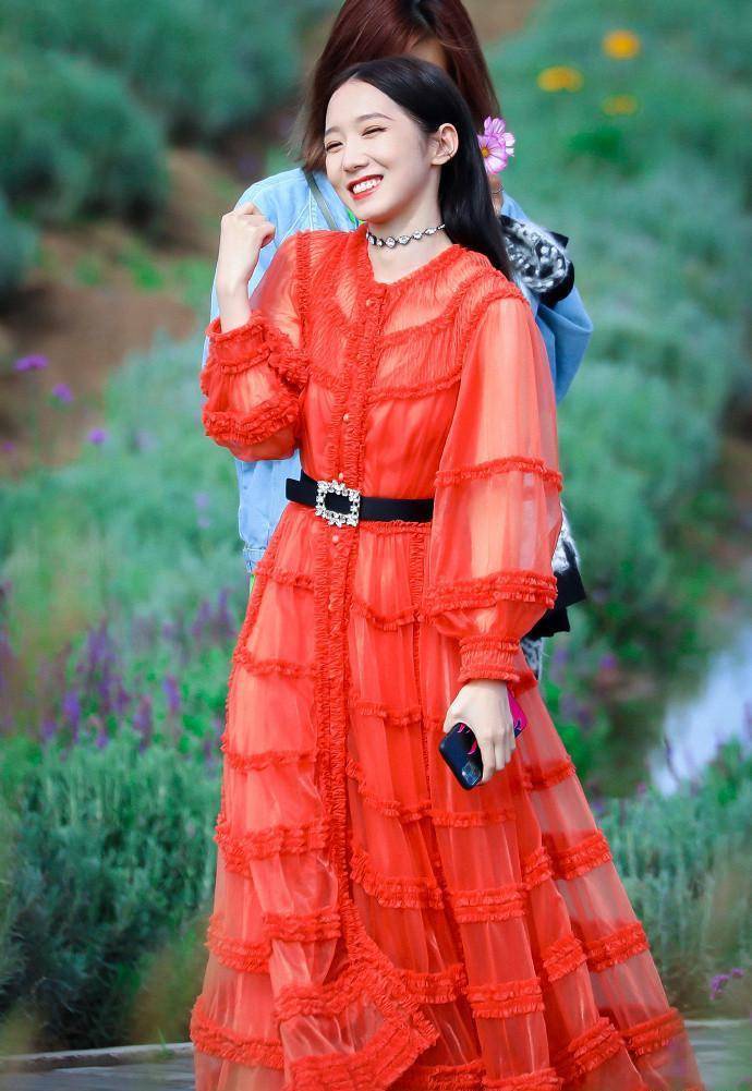 孟美岐上电视活动"排场大",穿红色时尚裙,专人撑伞女王范十足_连衣裙
