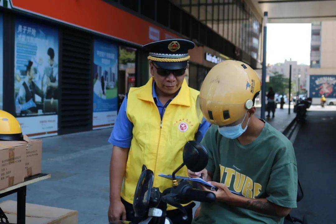【文明交通 绿色出行】市城管局开展"头盔相随 安全相伴"赠送头盔公益