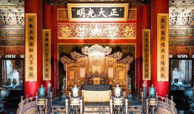 清朝皇帝每天上朝的时候,是在乾清宫,还是在太和殿呢?