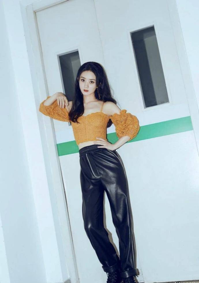 赵丽颖真是越来越敢穿了,时尚镂空上衣 黑色宽松皮裤,真辣妈!